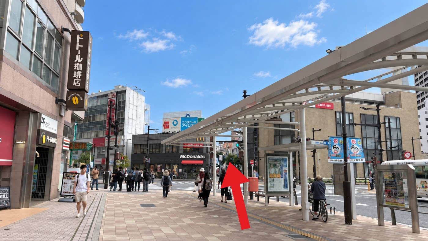 マクドナルドと三菱UFJ銀行の間の道へ向かう
