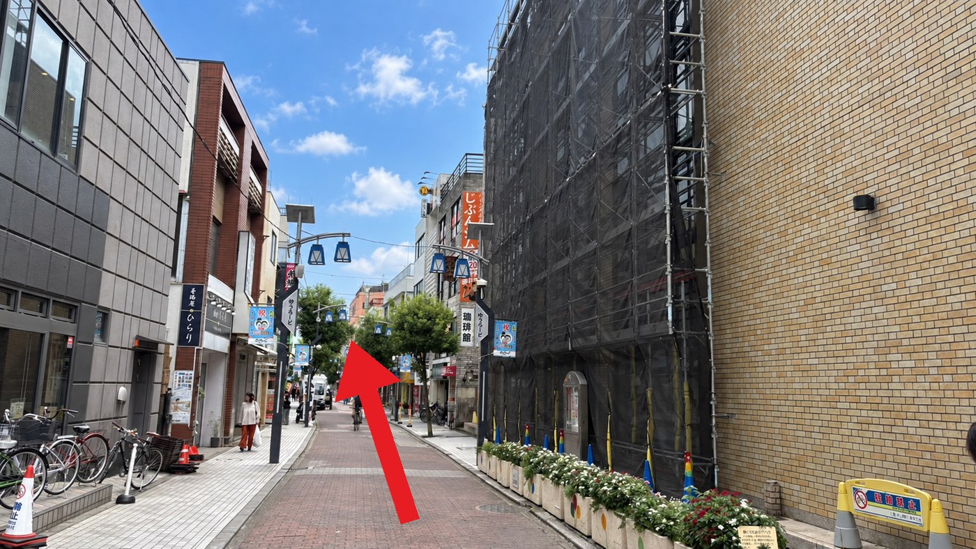 商店街をまっすぐ進む