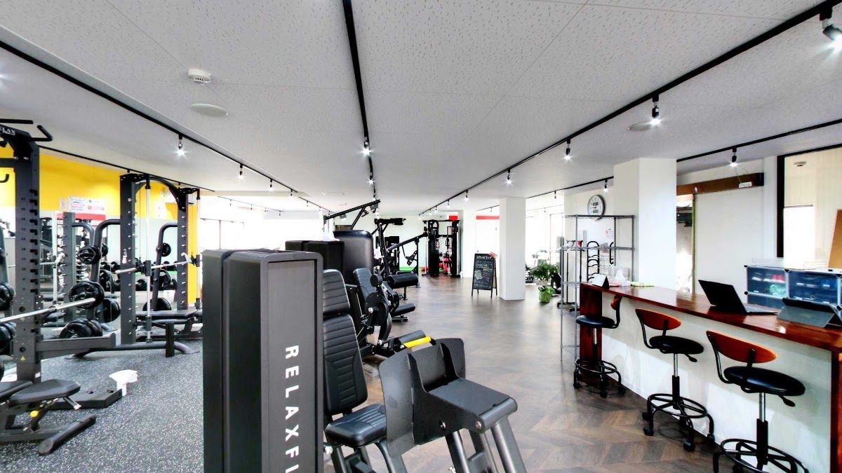 コレジム亀有南口店の店内（受付カウンターとトレーニングエリア）